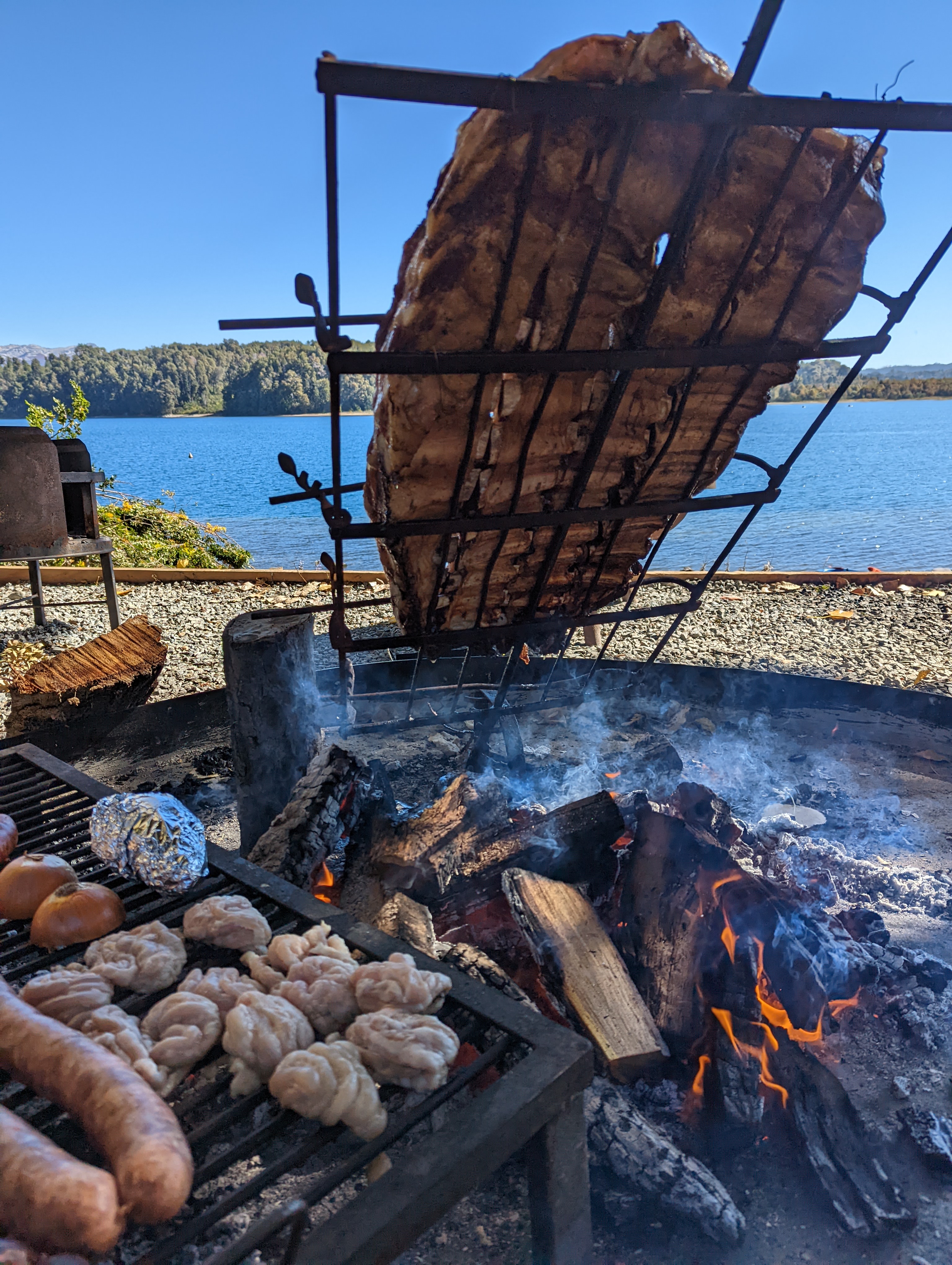 Asado patagónico al fuego a la orilla del lago
