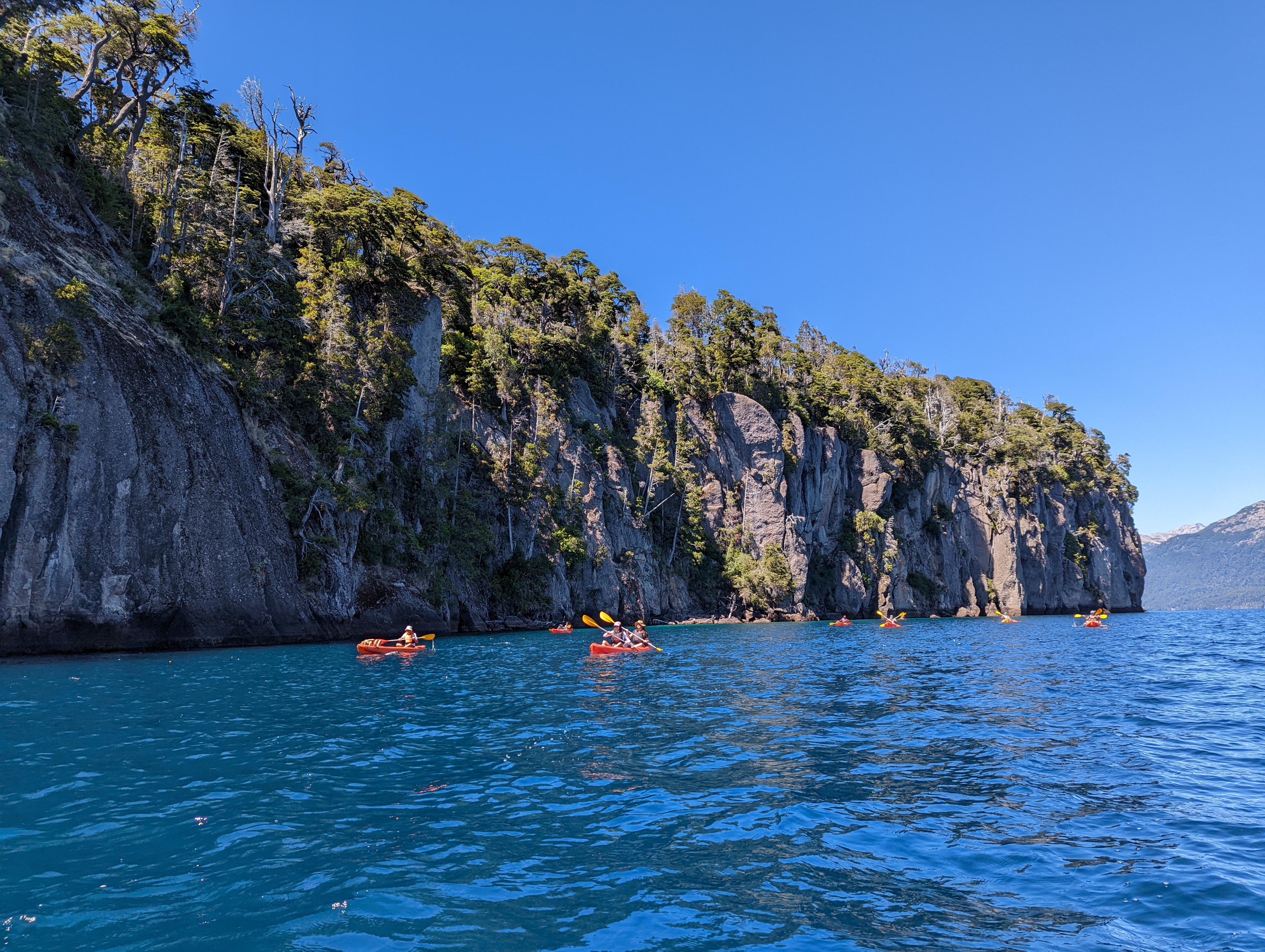 Kayak entre acantilados de roca en el lago