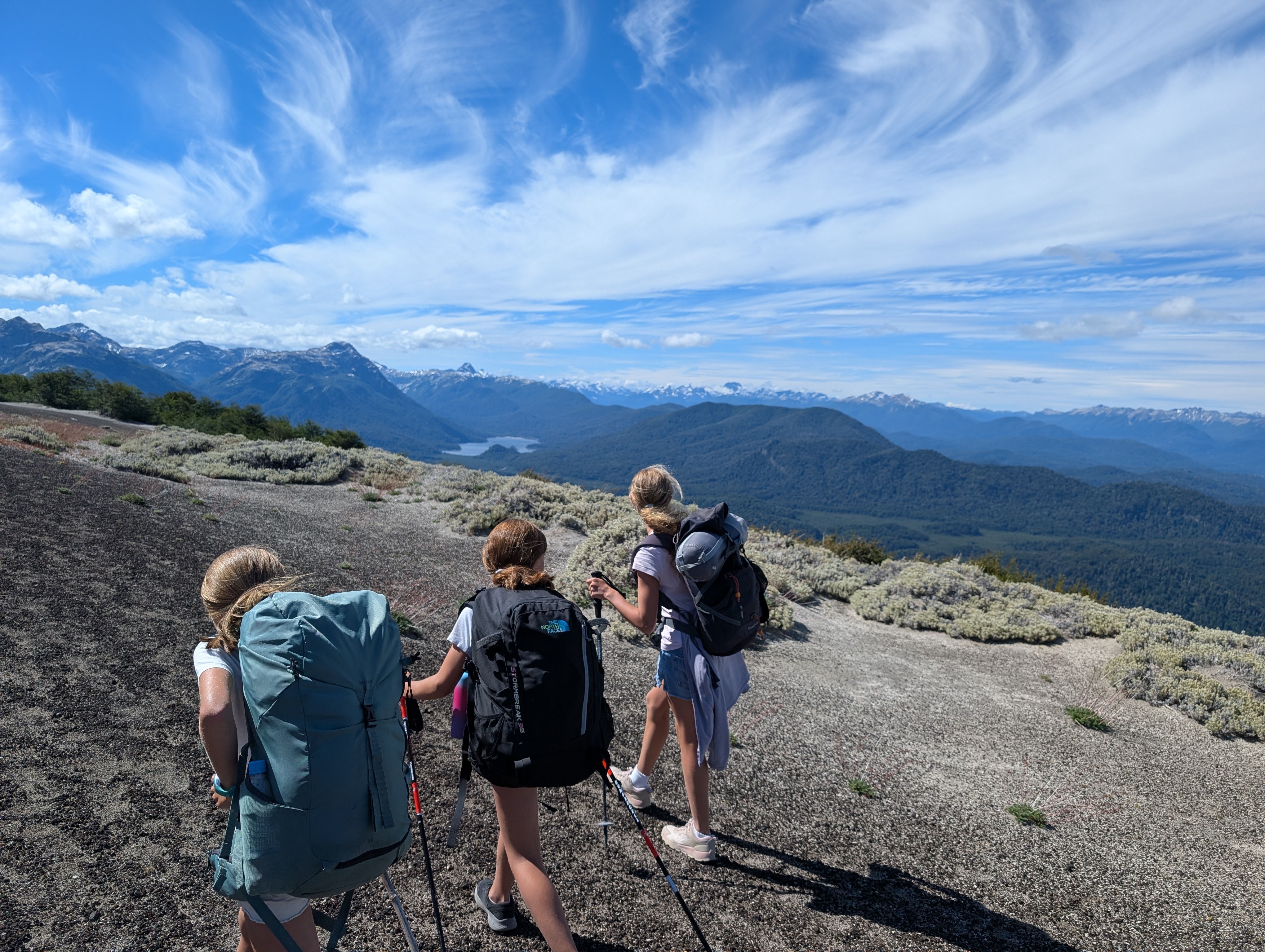 Trekking de montaña con vista a los lagos